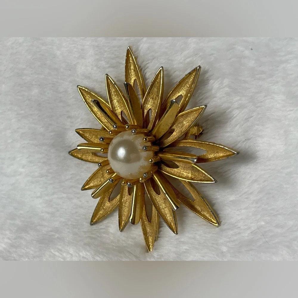 Vintage gold tone brooch large fake pearl